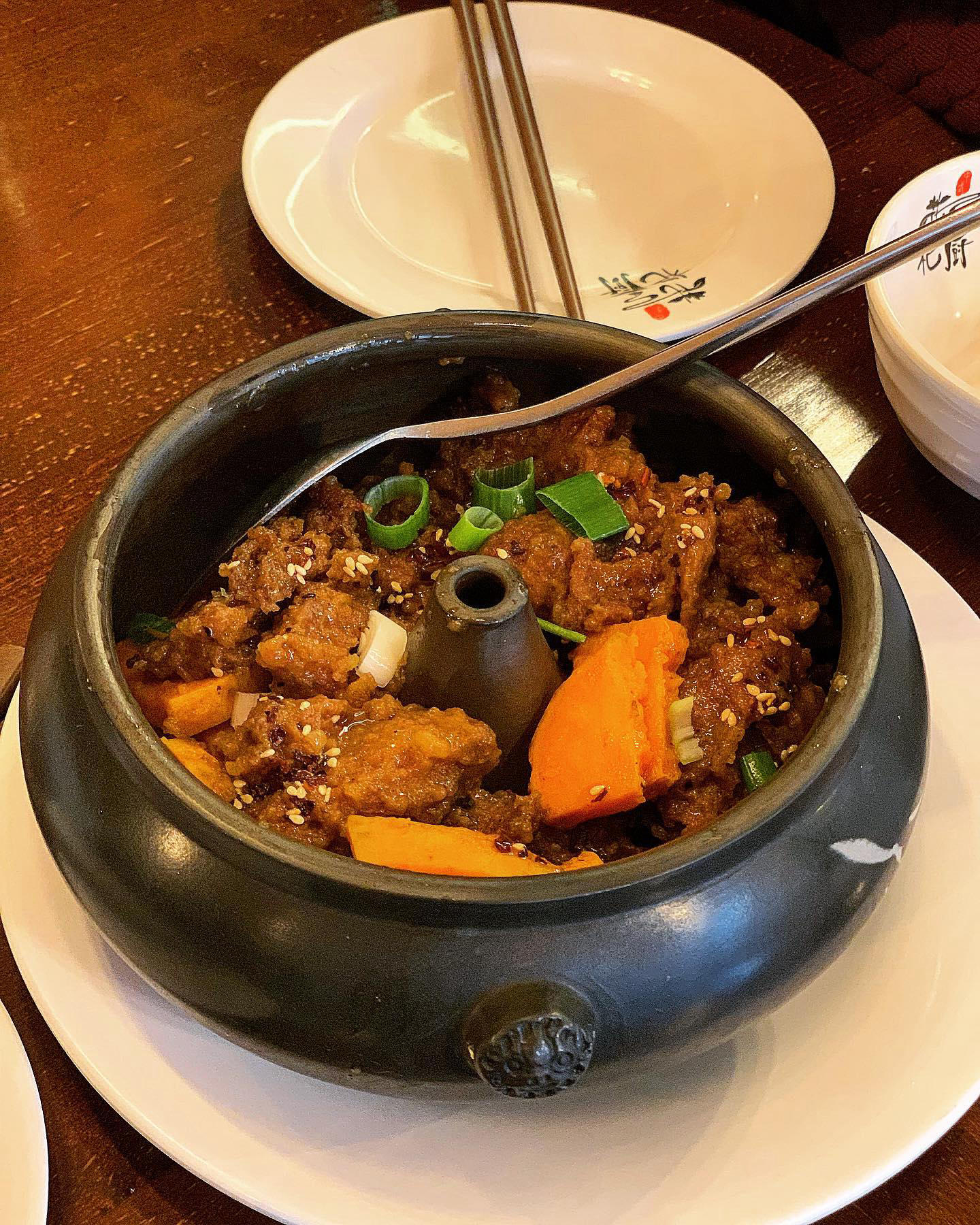 Cuisine chinoise de Yunnan #lebourgeonparis Marmite de bœuf à la vapeurPoisson grillé pimenté Traver