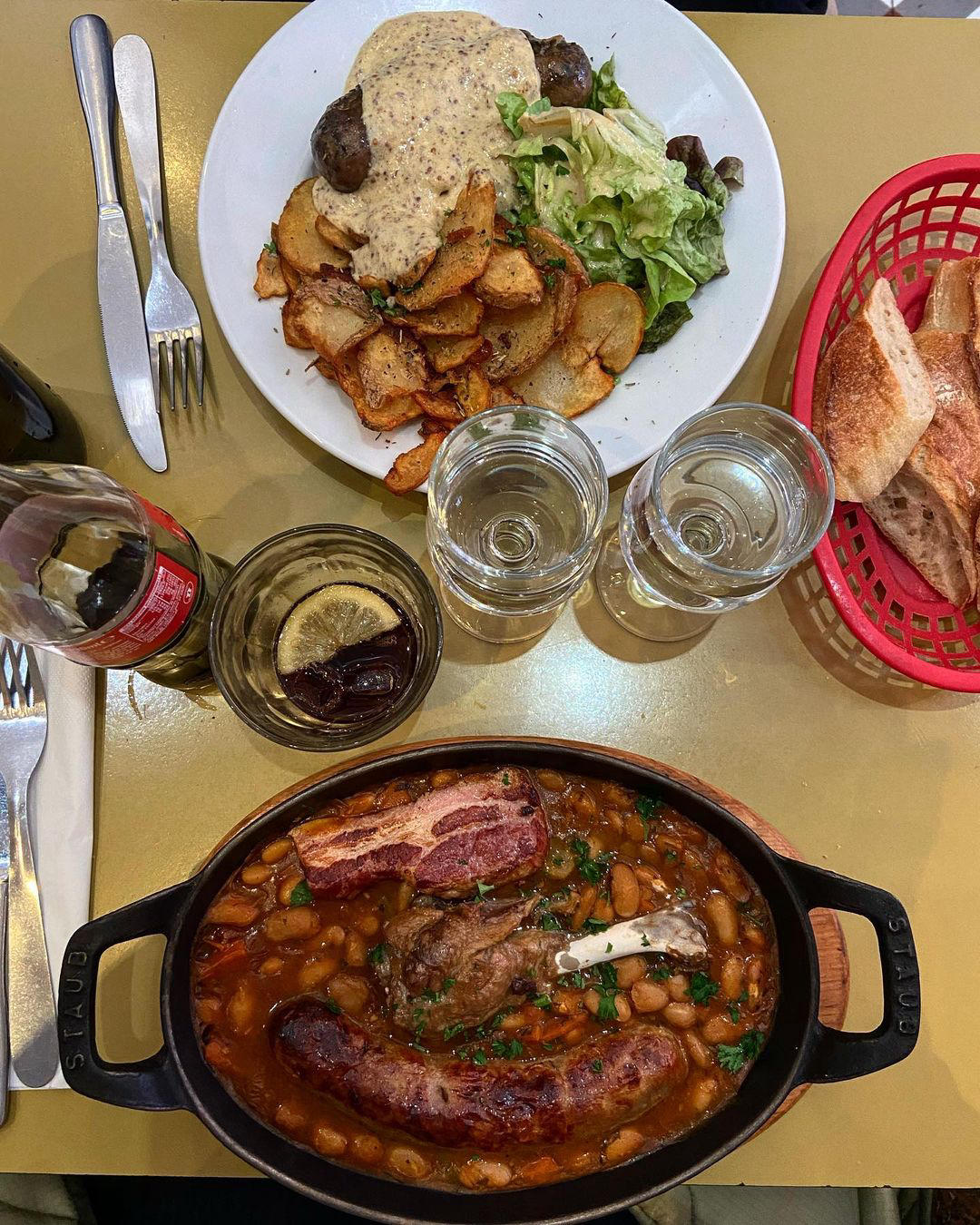 Pause déjeuner dans un restaurant avec des spécialités du Pays Basque