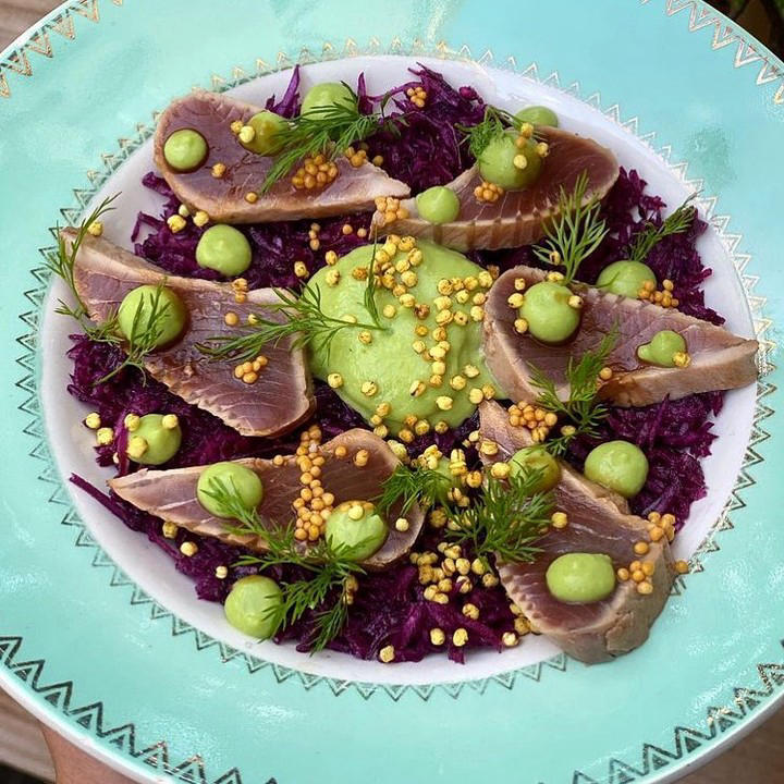 Un estival tataki de thon, purée de brocolis, quinoa soufflé